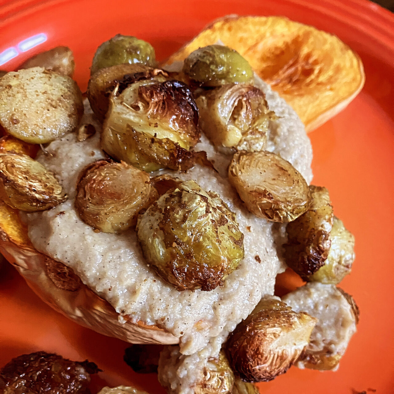 Yogi-Küche Butternusskürbis mit Rosenkohl und Haselnuss-Hummus
